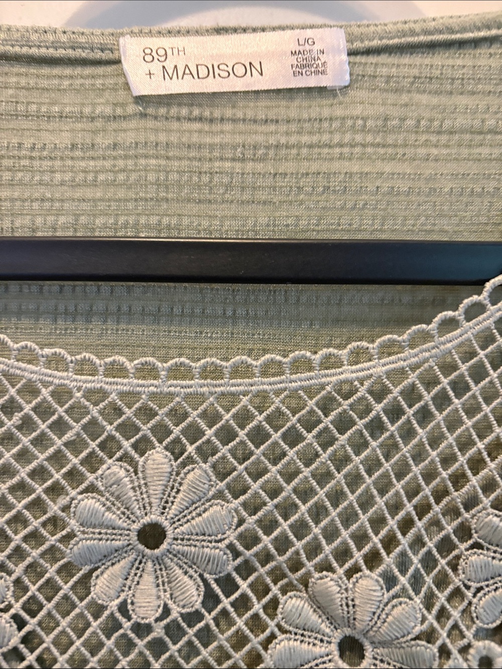 89th + Madison Sage Green Short Sleeve Top with Floral Lace Yoke Size Large - Picture 2 of 4